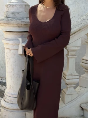 Brun stickad klänning  - Superfin stickad klänning från nakd! Endast använd en gång. Tjockt fint material och jättefin färg. ordinarie pris 599