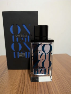 On Time, Asad Lattafa and craze Parfym - Modern parfym med stilren design och cool blå text. Perfekt för dig som vill sticka ut. Volym och ingredienser framgår ej.