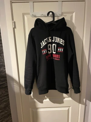 Jack & jones hoodie - En snygg svart hoodie med text