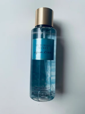 Victoria's Secret Aqua Kiss mist - Ny och oanvänd bodymist från Victoria's Secret. Volym: 250 ml.  