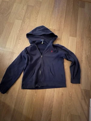 Polo Ralph Lauren tröja  - Använd rätt så mycket men det är inga tecken på slitage.