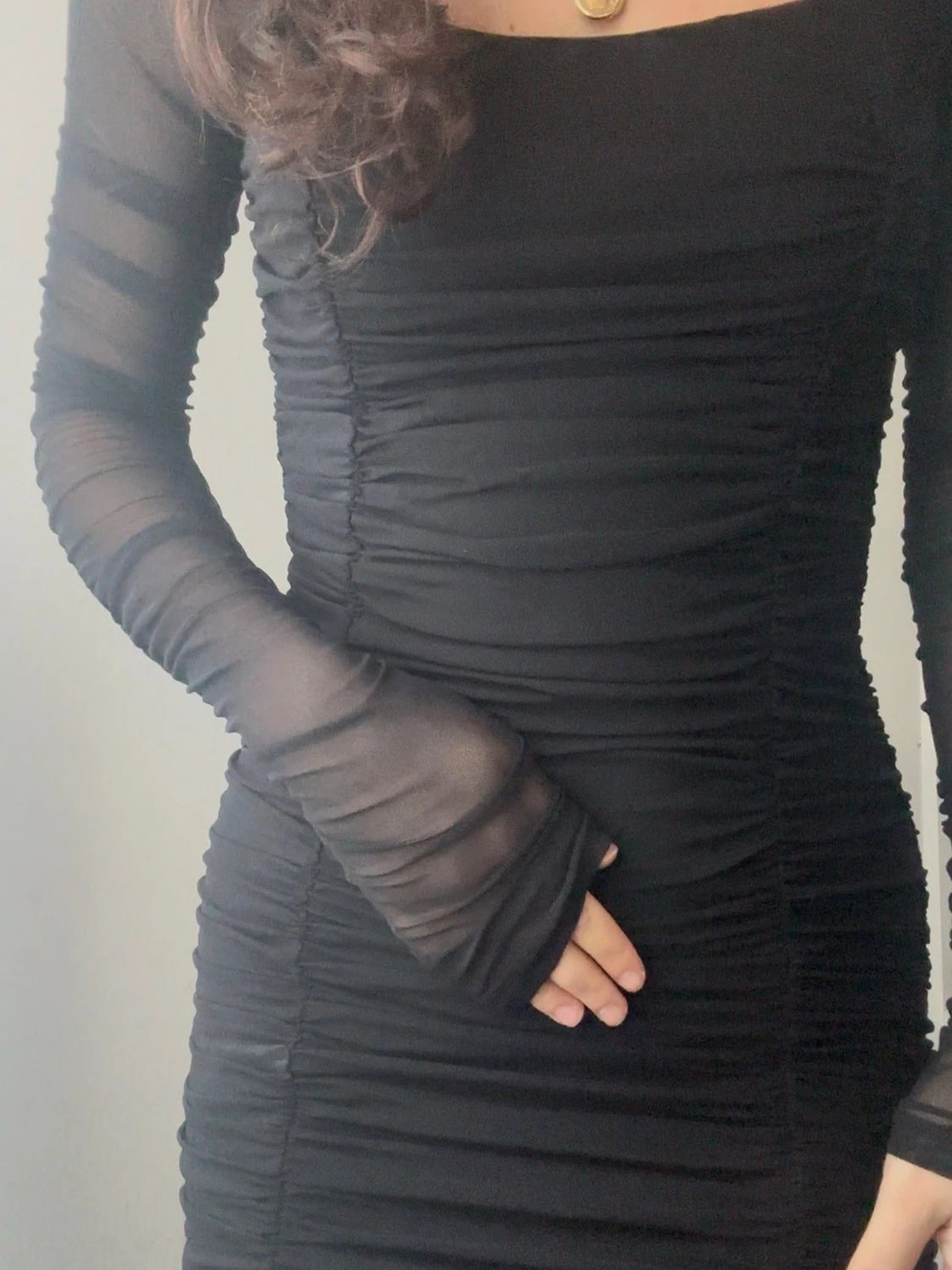 Svart långklänning med meshärmar