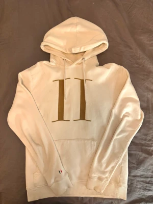 Les Deux Hoodie - Säljer en snygg beige hoodie from Les Deux. 