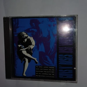 Guns n roses CD - Som ny!! Bra skick. Skriv om mer/andra bilder! Jag säljer för lyssnar inte på dem längre, det sitter en gammal prislapp på baksidan så jag utgår från det priset! 