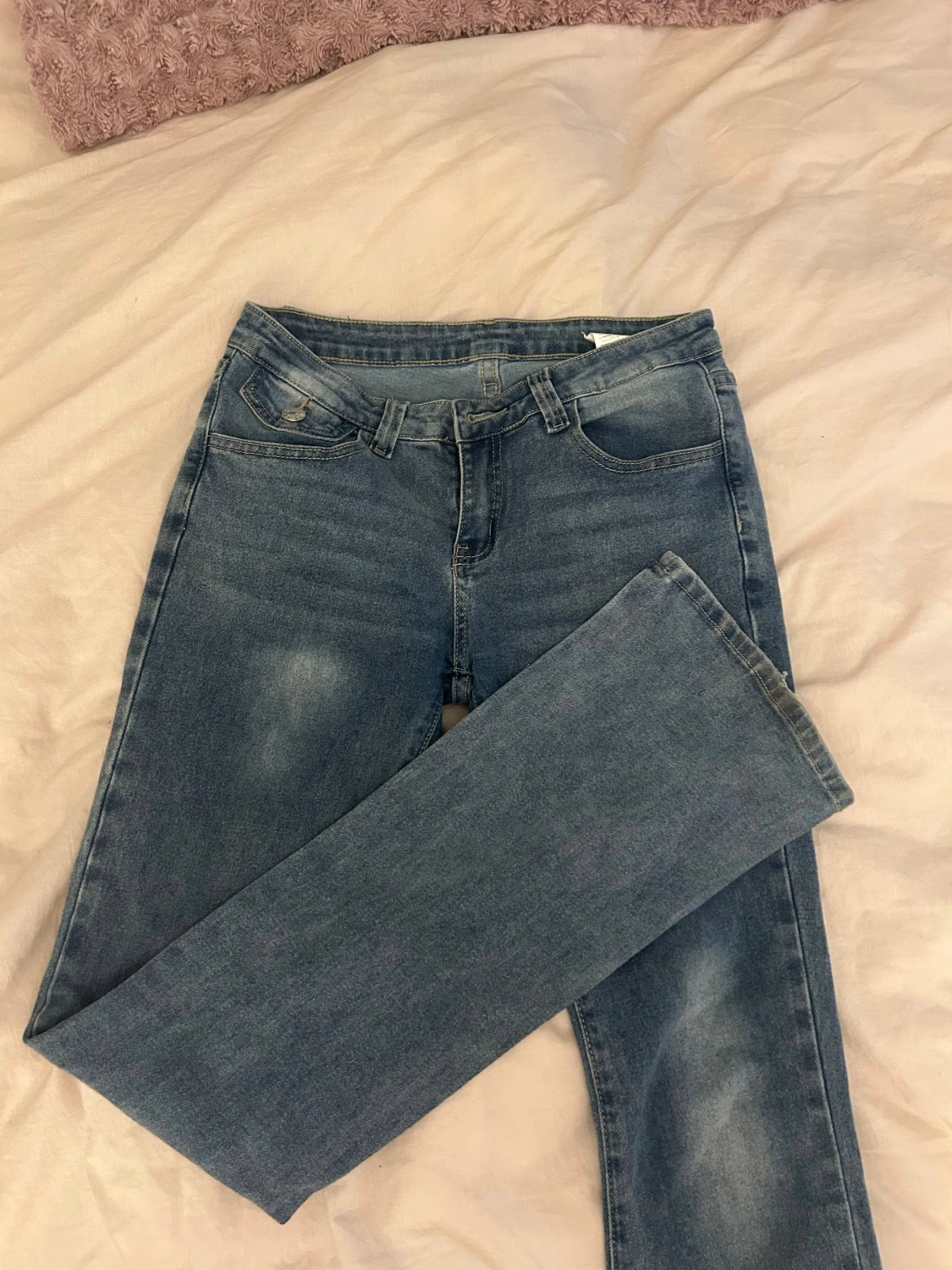 Blå bootcut jeans med fickdetaljer