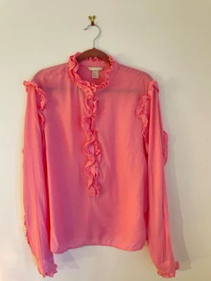 Rosa blus - Rosa blus med volang detaljer