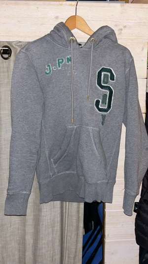 Rare Vintage Japan Superdry Hoodie - Rare vintage Superdry Hoodie från Japan.  Använd men väl omhändertagen, inga defekter förutom slitage på armbågar!(se på bild) Storlek S