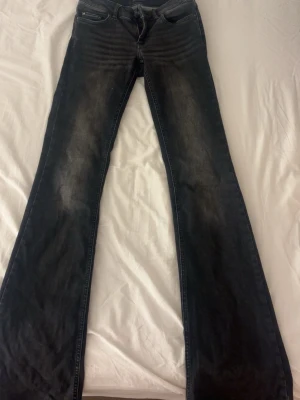 Bootcut jeans från ONLY, svart - Svarta bootcut jeans som är väldigt lågmidjade och är bootcut från ONLY! Jeansen har en snygg mörk tvätt och är tillverkade i jeansmaterial med stretch för skön passform. Jeansen är knappast använda och finns inget slitage. Säljer dessa pågrund av att de är för små för mig i midjan och vid låren, detta har lett till att jag inte kunnat använda de så mycket. Storlek XS (längd 34) PRIS GÅR ATT DISKUTERA!