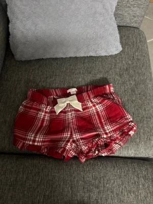 Julpyjamas shorts - Jätte söta pyjamas shorts köpa från gina young 14+. Säljer då de var för små för mig. Aldrig använda !!!