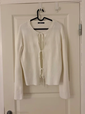 Tröja med rosetter  - Söt tröja med rosetter från Gina Tricot 🎀 Tröjan är sällan använd och är i nytt skick.