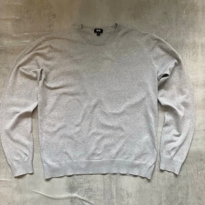 Grå stickad tröja från uniqlo - Jag Säljer en fet stickad tröja från uniqlo| skicket på tröjan är bra 8/10 | storlek M| ny pris 700: mitt pris är 199 | skriv vid frågor och funderingar  