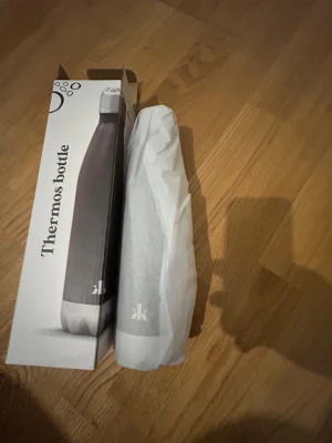 Miljövänlig Thermos - Återanvändbar termosflaska i rostfritt stål som håller drycken varm i upp till 12 timmar och kall i upp till 24 timmar. Rymmer 500 ml – och för varje köpt termos planteras ett nytt träd. 🌱