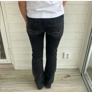 svarta Lågmidjade jeans - Säljer dessa super snygga jeansen köpta här på plick ifrån jeans arkivet! säljer för att dom tyvärr inte passade mig, lånade bilder ifrån deras annons❤️ mått: 37x2 midja, innerbens längd 76cm🤯De har ett litet hål i ena bakfickan och lite slitna längst ner på benen❣️