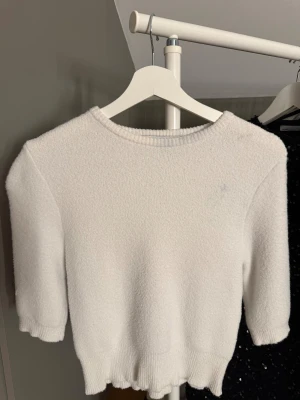 Vit stickad tröja från Zara - Säljer en vit stickad tröja från Zara i storlek S. Materialet är mjukt och jag säljer den då den inte används mer🤍