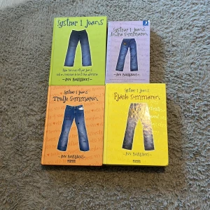 Systrar i jeans (1-4) - Följ fyra vänner och deras magiska jeans genom somrarnas äventyr! Denna populära bokserie är perfekt för dig som gillar vänskap, känslor och sommarvibbar. Samlingspaket med alla fyra böcker: Systrar i jeans, Andra sommaren, Tredje sommaren och Fjärde sommaren. Skriv till mig för pris 