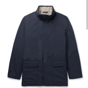 Lp Voyager Sökes  - Söker en Lp Light Voyager jacket. Söker endast den på bilden men, om ni har liknande Lp jackor. Skriv! Sökes i stl 48/M och den ska ha cashmere neck. Vill endast ha marinblå, så färger så som beige eller brunt samt grönt är ej av intresse. 