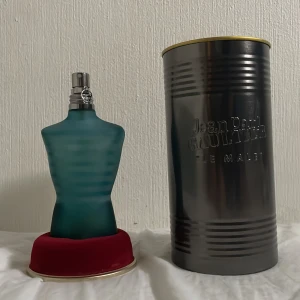 Jean Paul Gaultier Le Male parfym  - Ikonisk parfym med cool design, perfekt för dig som vill sticka ut. Flaskan har en unik form och kommer med originalförpackning. Cirka 120 ML kvar i flaskan. Säljs pga ingen användning. 