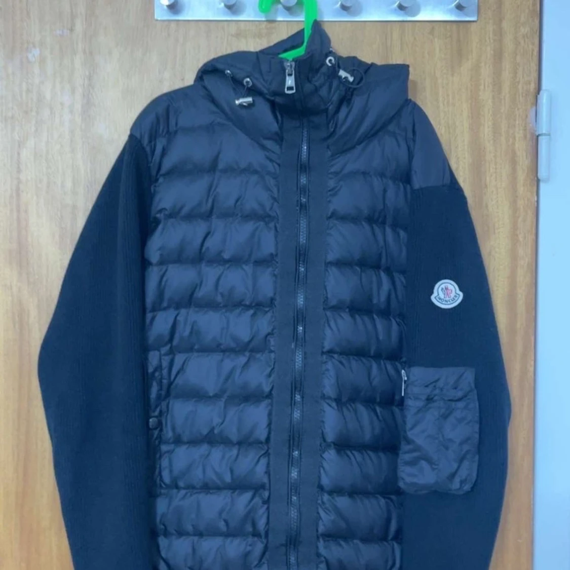 Svart Moncler pufferjacka med huva - 4