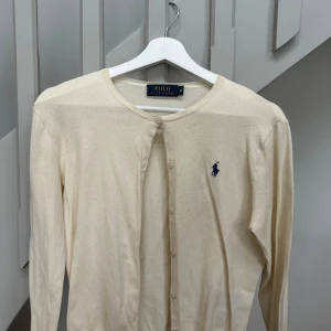 Ljusgul kofta från Polo Ralph Lauren - 💛Ljusgul Polo Ralph Lauren kofta💛 Säljer nu min fina ljusgula kofta från Polo Ralph Lauren då den inte längre passar på mig. Koftan är i storlek M men är liten i storleken och är i fint skick.   Säljes för 150kr Postar så fort som möjligt vid köp. 
