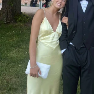 Balklänning  - Säljer en helt oanvänd balklänning med lapparna kvar, råkade beställa två stycken! Capri Diamonte Slip Dress från Bardot i färgen Canary Yellow. Jag är 160 och har 5cm klack på alla bilder