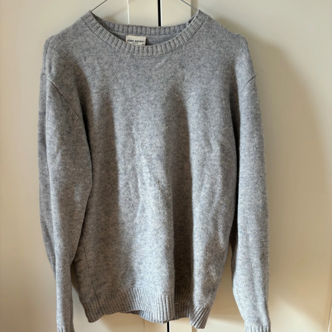 Grå stickad tröja från John Henric