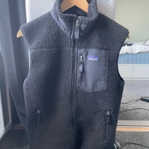 Svart patagonia väst  - Köpt här på Plick, men den var för liten för mig. 