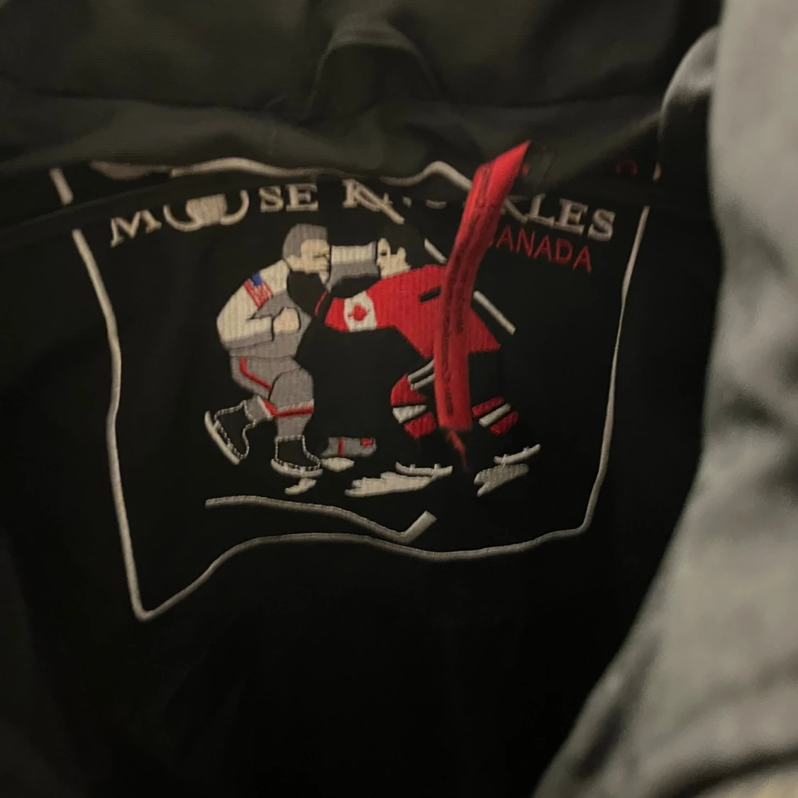 Svart dunjacka Moose Knuckles med pälskrage - 2