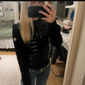Moncler  - Skit snygg moncler cardigan som är bekväm och skön till hösten. Kontakt vid fler frågor eller om fler bilder. Den är helt oanvänd och fräsch. 