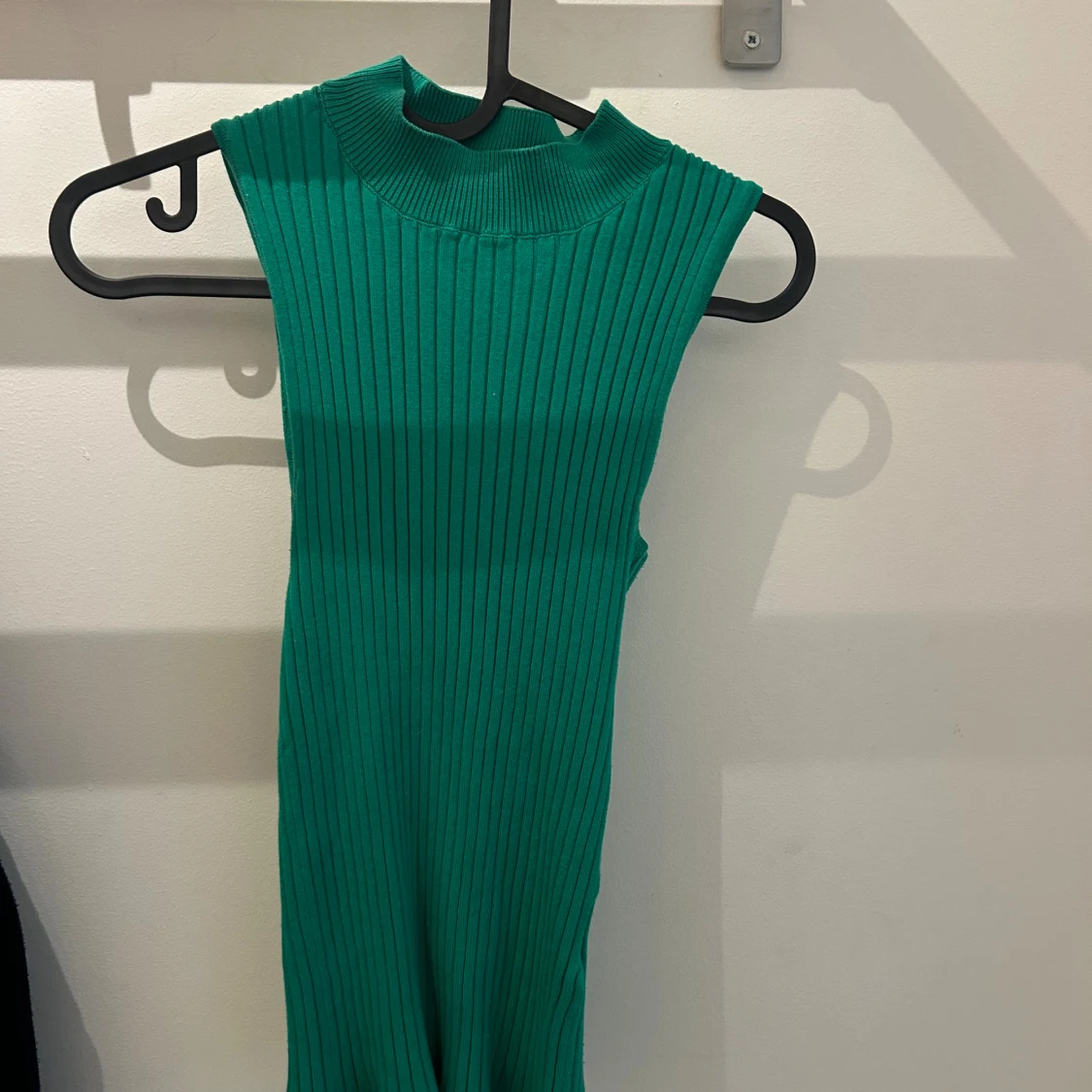 Grön ribbad polotopp