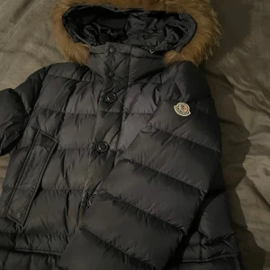 Moncler Cluny Navy Blue - Moncler Cluny storlek 4 passar bra om du är storlek M-L, helt fräsch inga hål eller fel, Nypris ligger på 22.000:- Kvitto och prislapp följer med!