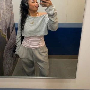 grå långärmad topp - säljer denna söta toppen pga jag ej använder längre, använd ett par gånger & i god skick. passar som en vanlig tank topp eller träningstopp :)