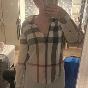 Burberry skjorta - Jättefin men används aldrig! Den är äkta men har inte kvar kvittot. Skriv för mer frågor🤍