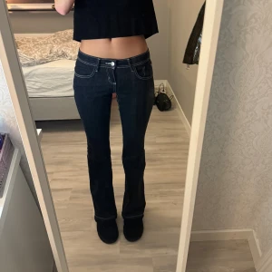 Mörkblå ultra low bootcut jeans från Gina Tricot - Super snygga low waist jeans, använda max 5 gånger! Jag är 169 och dem går ner till marken för mig 🫶🏼
