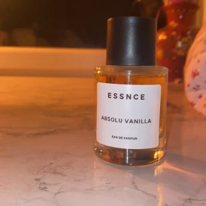 ESSNCE Absolu Vanilla EdP - Vaniljdoftande gourmand från ESSNCE. Luktar otroligt gott, varmt och mysigt. Men den är för gourmand för min smak! Nypris: 350kr.☺️💕