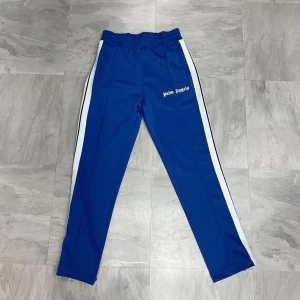 Palm Angels Byxor - Tju, säljer ett helt nytt par Palm Angels Byxor✅Hör av er vid frågor!🙏