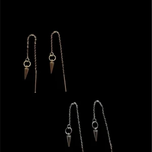 Kedjeörhängen - Säljer trendiga örhängen med tunn kedja och konformad hängande detalj. Finns i både guld- och silverfärg. Perfekta för dig som gillar minimalistisk och edgy stil. Lätta att trä igenom örat för en cool look❤️‍🩹❤️‍🔥