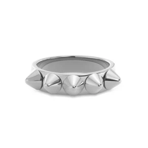 Silverfärgad ring med nitar - Cool ring i silverfärg med flera konformade nitar runt hela bandet. Perfekt för dig som gillar edgy och unik stil. Ringen har en slät och blank finish som ger ett modernt intryck.