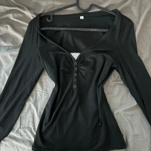 Svart långärmad topp med spets - Snygg topp som passar till vilket tillfälle som helst! Aldrig använt! Pris kan diskuteras!❤️