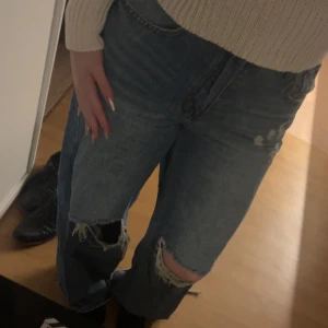 Högmidjade jeans - Säljer dessa högmidjade jeans från Shein. Använt dem några gånger men de är fortfarande superfina! De är lite slitna längst nere vid byxbenen. Passar tyvärr inte mig längre, så hoppas någon annan kan få användning av dem 🥰