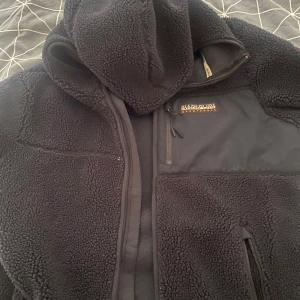 Napapijri jacka/hoodie - Använd ett fåtal gånger, nypris 1299kr. skriv vid intresse pris kan diskuteras