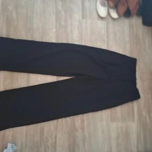 Svarta vida byxor från H&M, stl 34 - Svarta byxor från H&M i storlek 34 med riktigt snyggt wide fit. De har hög midja och raka, vida ben.