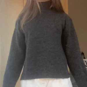 Mörkgrå stickad polotröja med slits - Mysig mörkgrå stickad polotröja med hög hals och långa ärmar från monki .💞