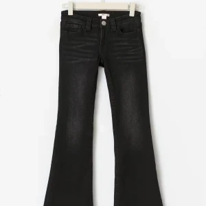 Svarta bootcut jeans - Säljer dessa super snygga svarta jeansen ifrån Gina tricot som är helt nya! Har aldrig kommit till användning då jag köpte de i en förstor storlek. Pris kan diskuteras.