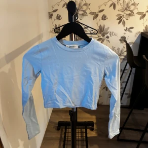 Ljusblå tröja - Jätte fin blå tröja som knappt är använd! Tyckte den blev för kort för mig, men är jätte fin med en vit stickad kofta och jeans☺️
