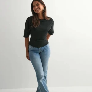 Svart topp - Säljer trendig svart topp från Nelly som man knyter i ryggen 