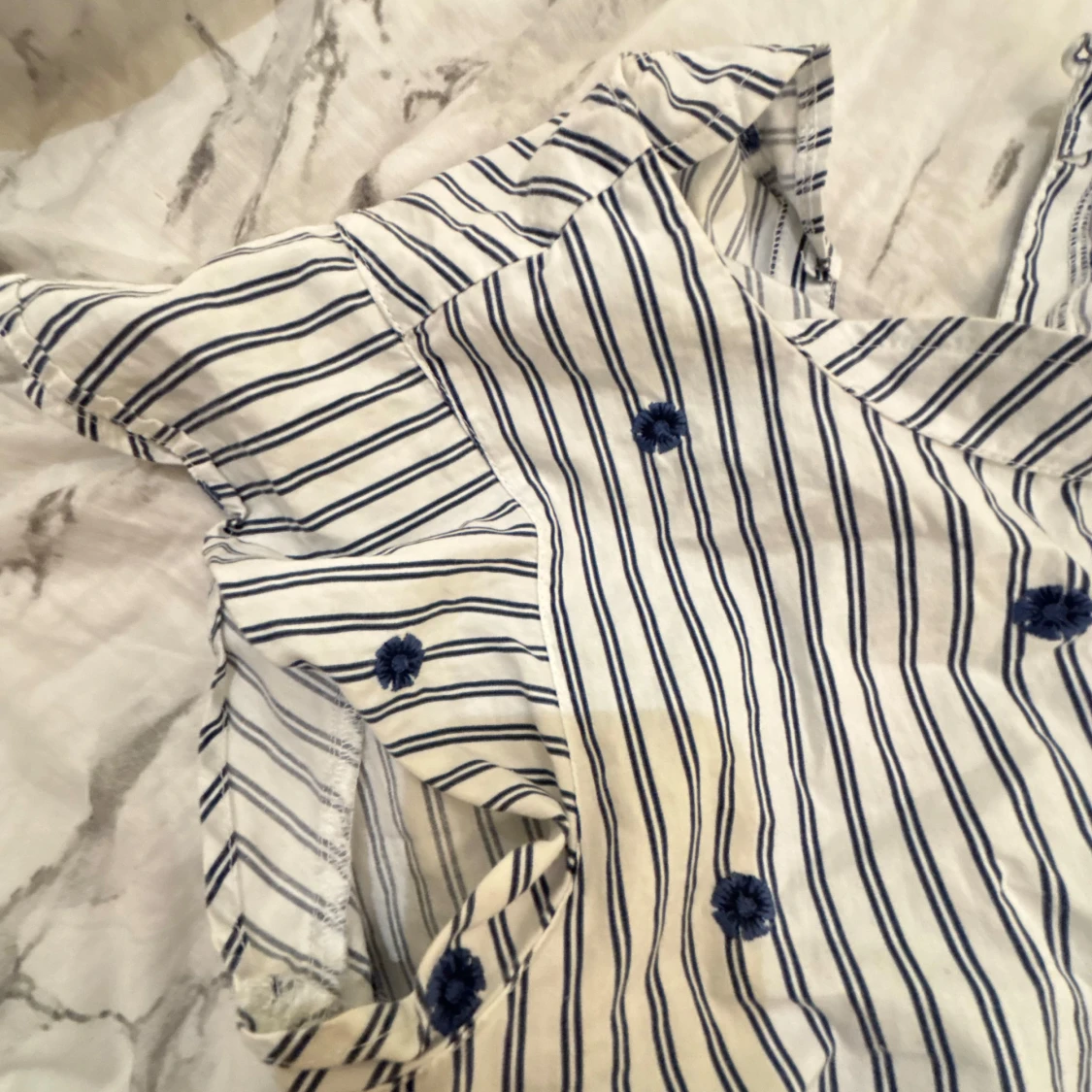 Vit blå randig volang topp - 4