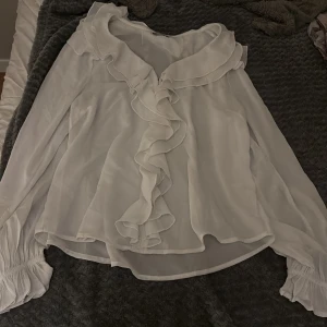 Vit snygg blus - Vit snygg blus perfekt till fina tillfällen i sommar eller bara fin till restaurang eller firande nu i höst 