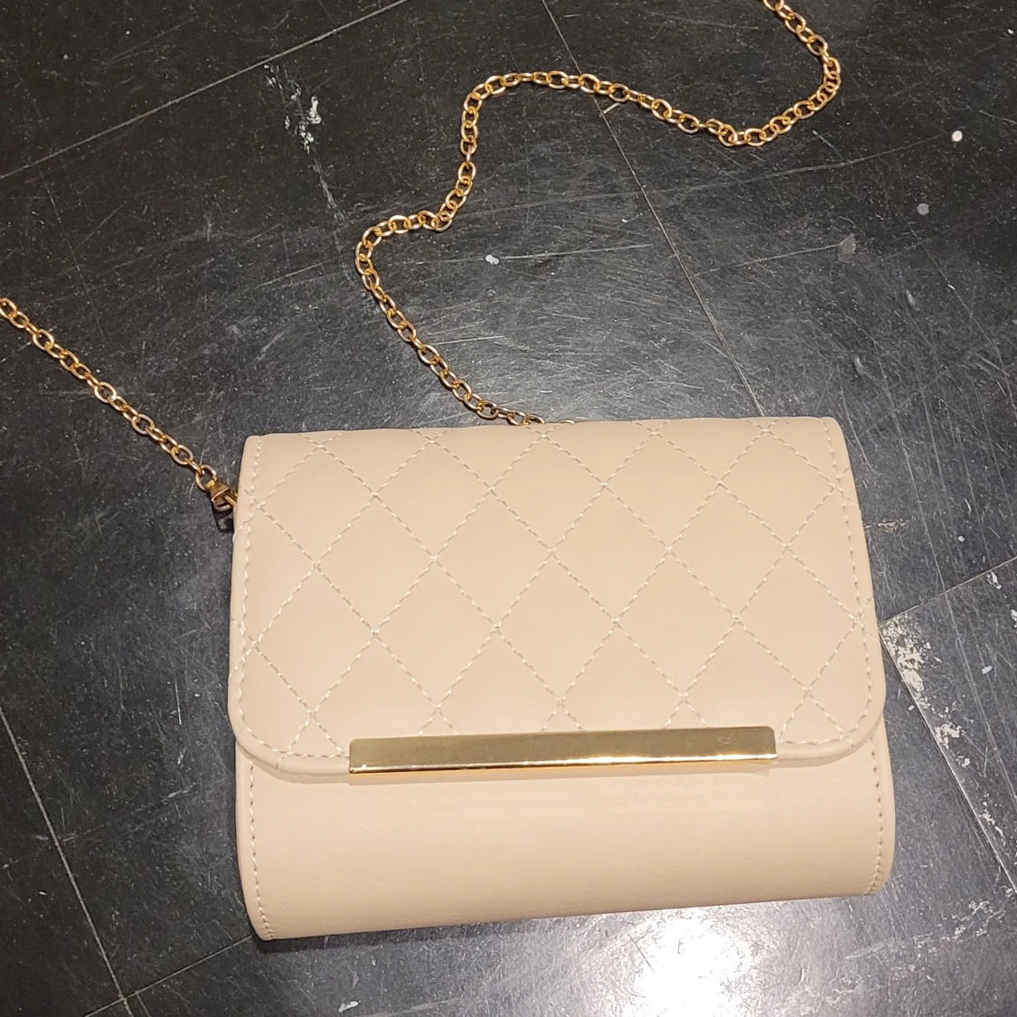 Beige quiltad axelväska med kedja