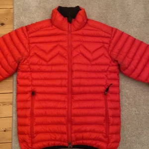 Rödorange jacka från mountain works  - Säljer en röd/orange jacka från mountain works. Jackan är sparsamt använd och använd fåtal gånger. Pris går att diskutera vid snabb affär