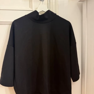 Svart polotröja från Carin Wester - Superfin svart polotröja med trekvartsärm. Den är i fint skick och inte använd många gånger!!